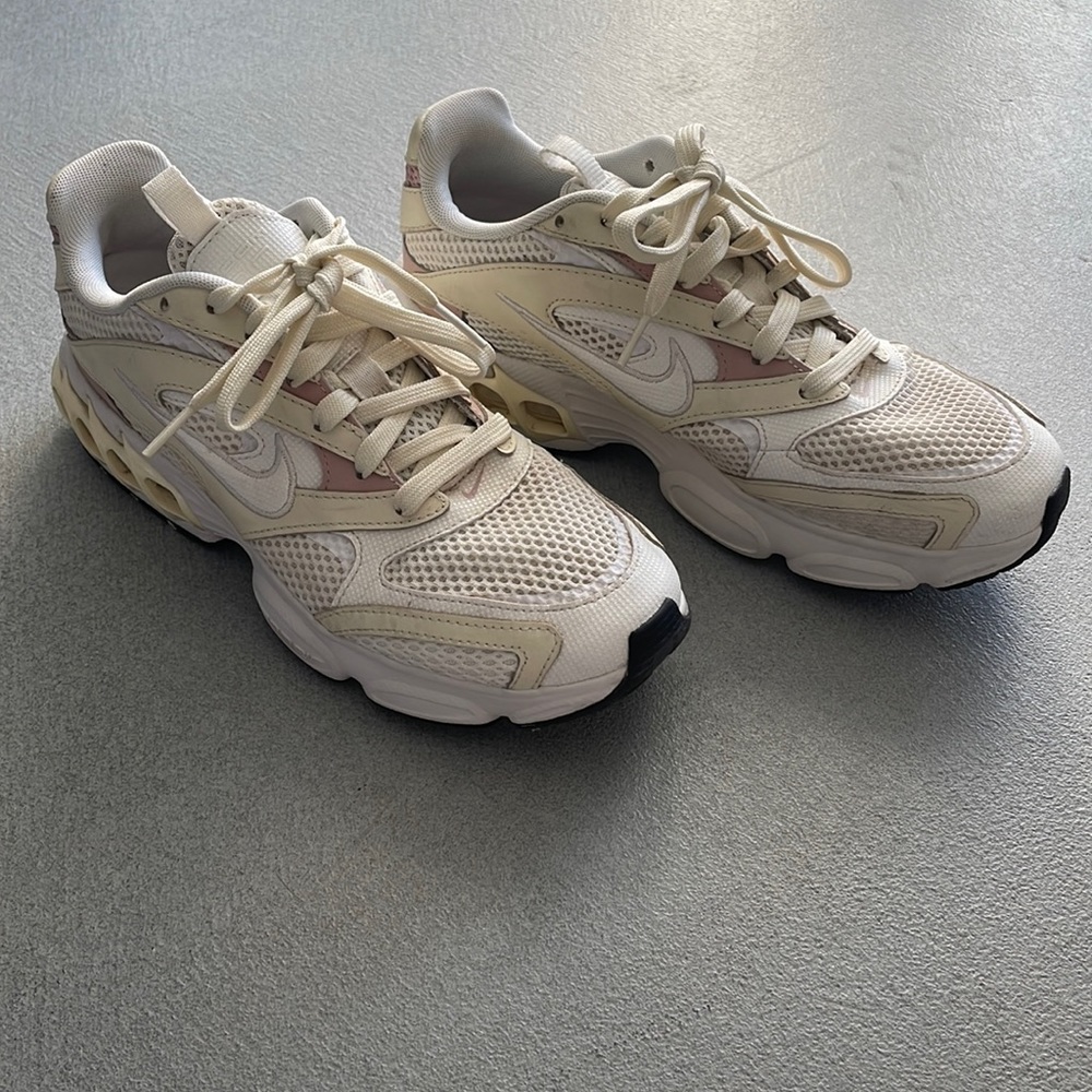 NIKE Wmns Zoom Air